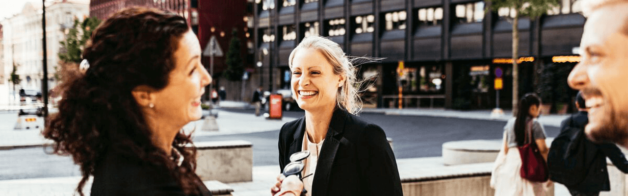 oameni fericiti pe strada