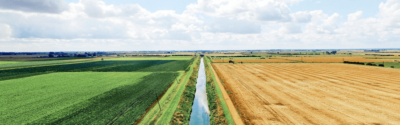 camp agricol strabatut de un canal de irigatii