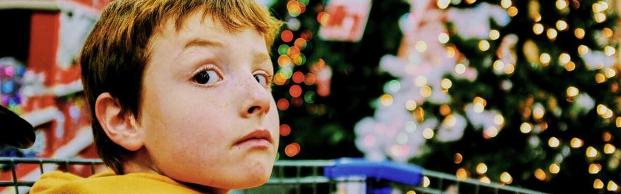 baiat in carucior carrefour