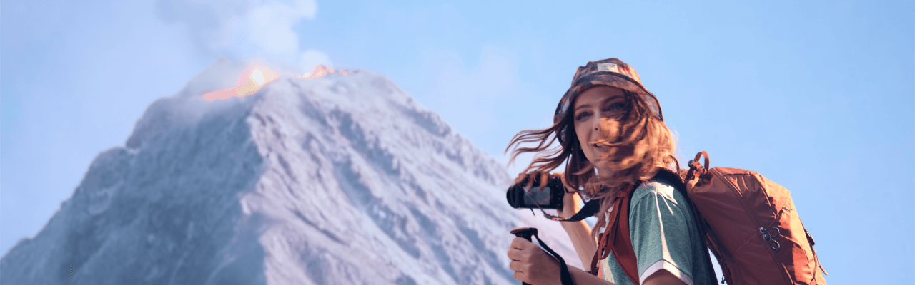 Fata filmeaza eruptia unui vulcan