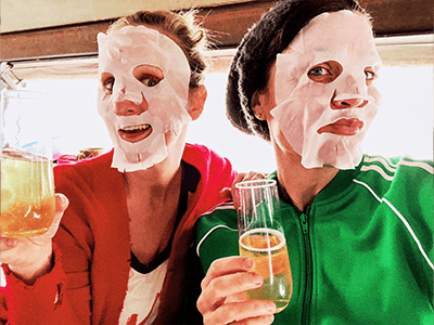 barbat intra in masina